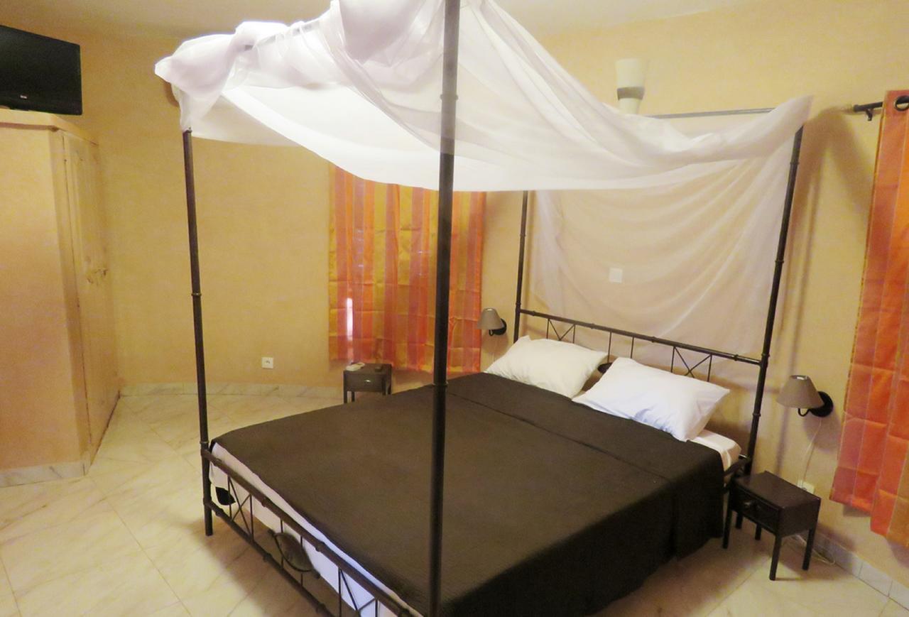 Le Lion Dort Hotel Somone Exterior photo